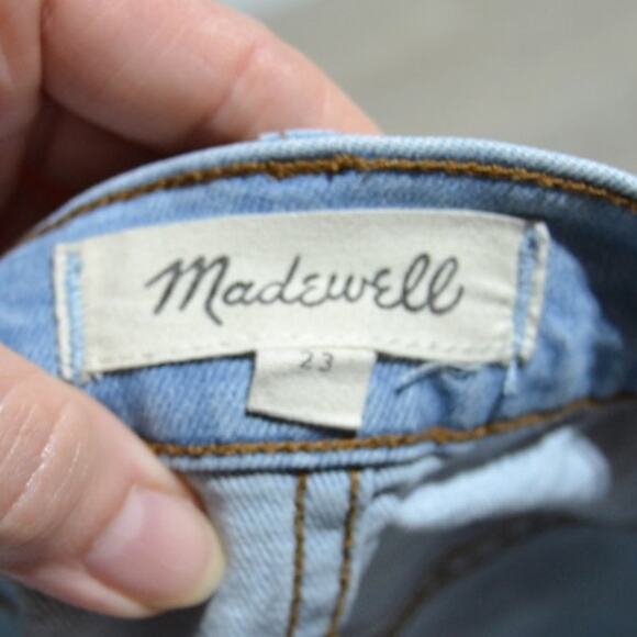 Madewell Woman's Light Wash Distressed Jean Shorts Size 23 - Picture 4 of 6